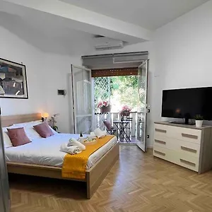 Casa vacanze 3 Fermate Dal Colosseo - Elena - 50 M Da Metro Garbatella, Roma